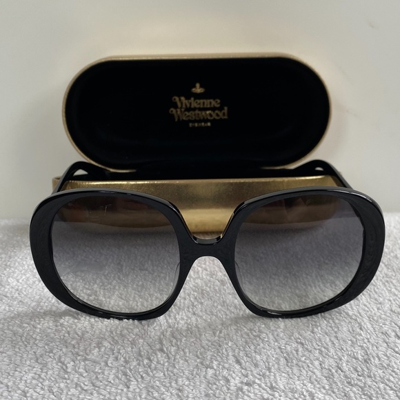 Vivienne Westwood Accessories - Vivienne Westwood drama-sized Sunglasses